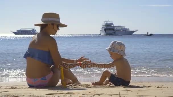 在海边休息, 母亲和孩子 — 图库视频影像