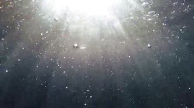 Güneş ışınları ve kabarcıklar su altında