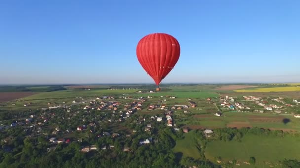Een ballon vliegt over de grond — Stockvideo