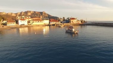 Eski Yunan town yakınındaki bir dock üzerindeki küçük balıkçı tekneleri standı.