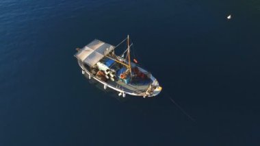 En iyi görüş kamerası dron üzerinde geminin etrafında sinekler.