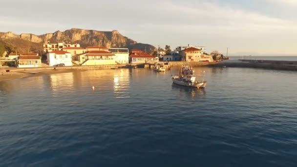De små fiskebåtarna stå på en brygga nära den gamla grekiska staden. — Stockvideo