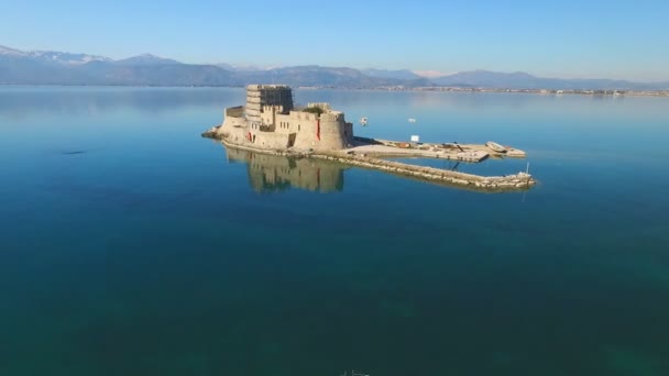 海のギリシャ、オリンピアの町の近くの島に城. — ストック動画