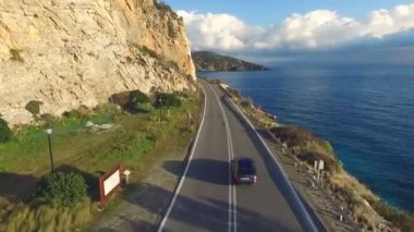 Dağ yolu, o kamera yolu üzerinden uçar.