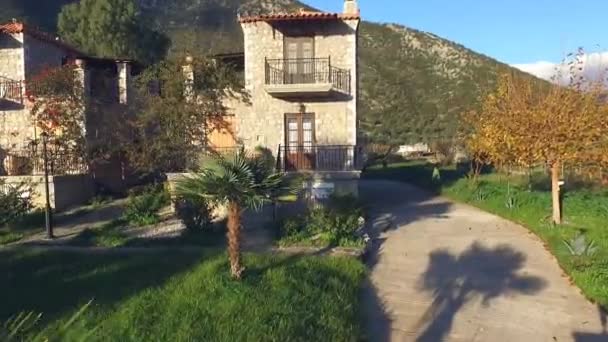 Ein zweistöckiges griechisches Ferienhaus unter Lehmziegeln — Stockvideo