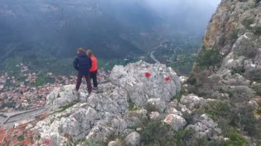 Dağ başında, bir adam ve bir kız dağ ve vadi bak.