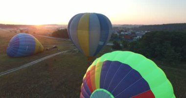 Yükselen güneşin arka planı balon çıkar