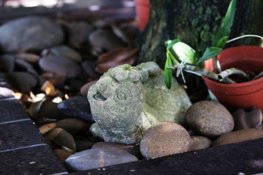 Bahçede heykel ya da kaya bebek