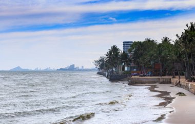 Pırıl pırıl denizin dalgaları bakarak sahilde ahşap Teras,