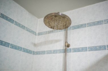 Yağmur duş musluk, modern banyo.