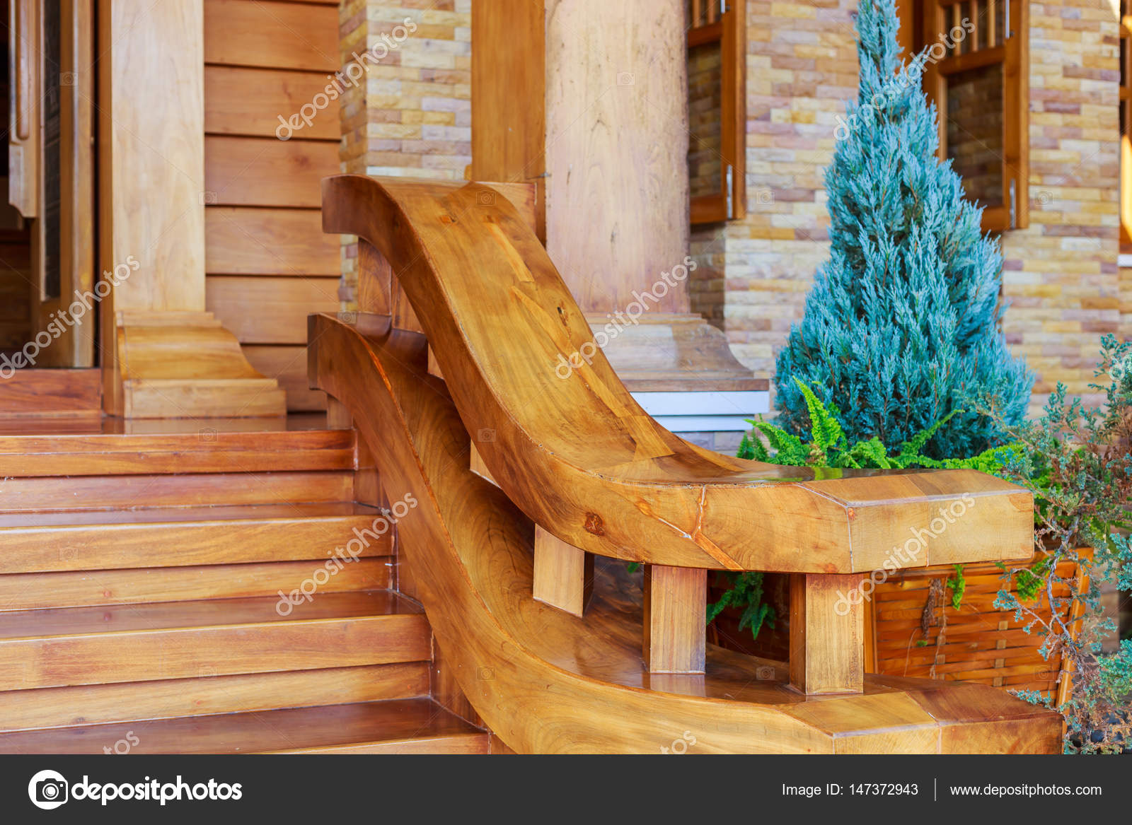 Modern tarzda merdiven Ahşap merdiven ve Küpeşte ile. Stok