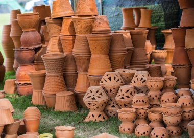 Toprak saksı bekliyor satmak