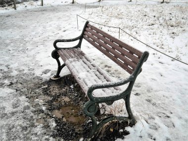 Kahverengi tezgah sandalye ile kirli çamur içinde kar fırtınası, İzlanda