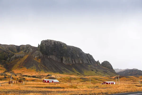 Wa üzerinde çim alan ve büyük dağ manzaralı — Stok fotoğraf