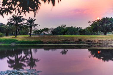 Golf sahası göl günbatımı.