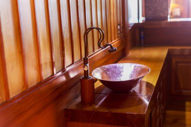 Antika pirinç lavabo ve musluk ahşap banyo.