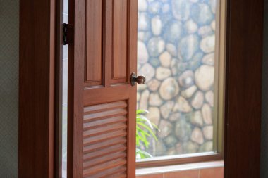 Banyo görünümü açık kapı ile