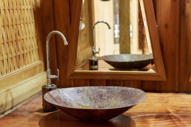 Antika pirinç lavabo ve musluk ahşap banyo.