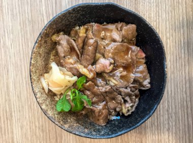 Japon ızgara dana bir pirinç kase.