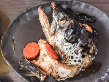 Bir plat dekorasyonda havuç ile soya sosu haşlanmış somon kafa