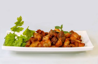 Tay 's tarzı derin kızarmış domuz eti, yan domuz, sebze ile servis