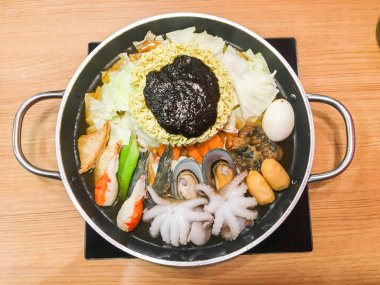 Kore noodle güveç deniz ürünleri ile hizmet kimchi ve sebze ile