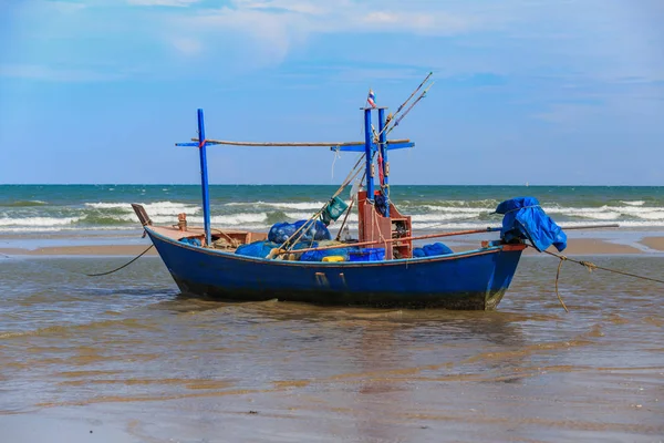 Wooden fishing boat on a sandy beach — Stock Photo, Image