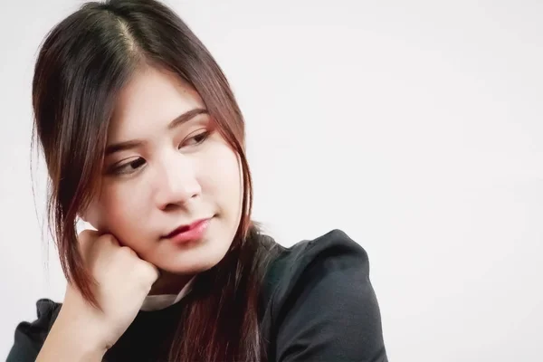Привлекательная азиатка думает, размышляет, изолирована на белой ба — стоковое фото
