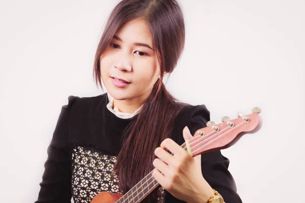 Портрет молодой азиатской женщины, которая любит играть на гитаре, изолированной на — стоковое фото