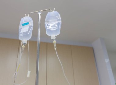 IV damlama, çanta ve IV tüp bir IV stand tuzlu çözüm.