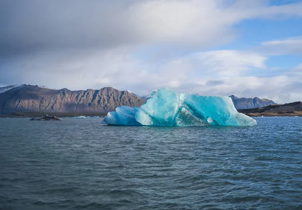 Iceberg de color turquesa en la orilla de Islandia . — Foto de Stock