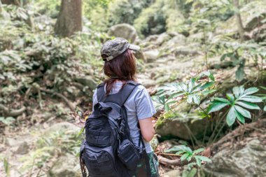 Sırt çantası içinde iz tek başına duran trekking gezisinde kızla