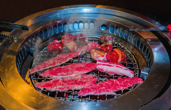 Plasterki wołowiny na gorący grill węglowy, yakiniku restaurant. — Zdjęcie stockowe