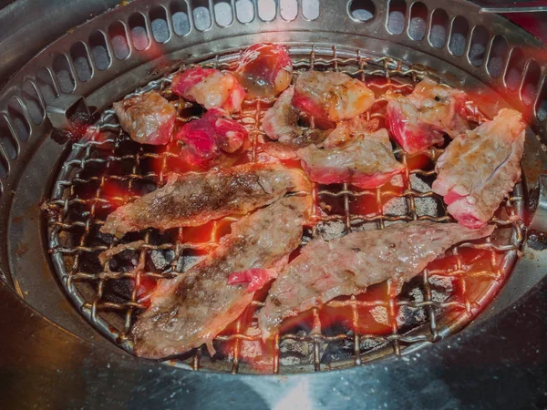 Plasterki wołowiny na gorący grill węglowy, yakiniku restaurant. — Zdjęcie stockowe