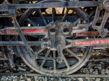Tarihi buharlı tren, lokomotif, istasyonda.
