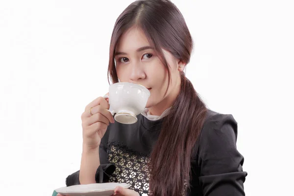 Портрет молодой азиатки, пьющей утренний кофе, чай , — стоковое фото