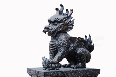 Beyaz arka plan üzerinde izole Çince ejderha başlı unicorn.