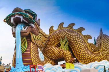 Devasa Çince dragon Çin kasabasında, mavi gökyüzü adam