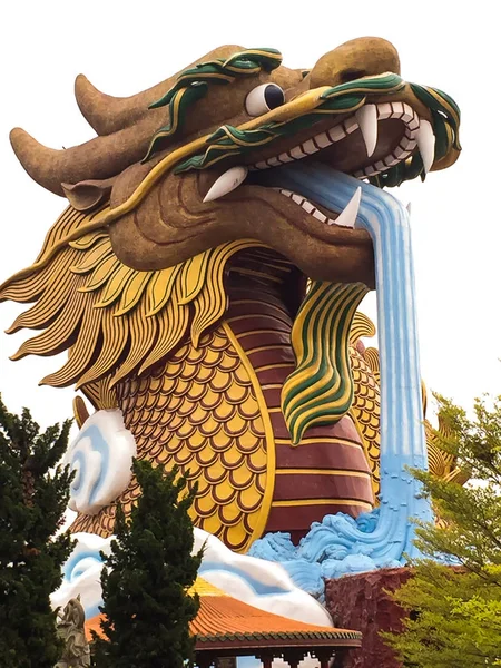 Der gigantische chinesische Drache in der chinesischen Stadt, auf blauem Himmelhintergrund — Stockfoto