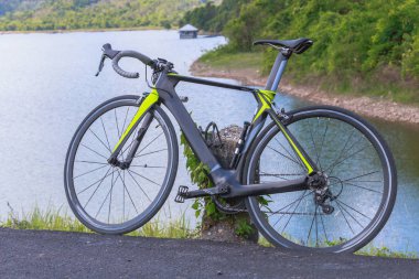 Cyclo cross Bisiklet yola yakın res ayakta bir kask ile