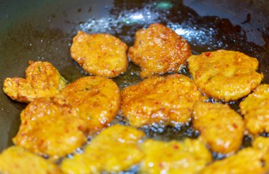 Derin yağda kızartılmış balık köftesi ocakta, ünlü bir Tay traditi tavada