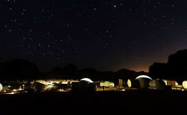 Samanyolu ve yıldız Wadi Rum çöl Dağ üzerinde bir sürü.