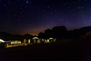 Samanyolu ve yıldız Wadi Rum çöl Dağ üzerinde bir sürü