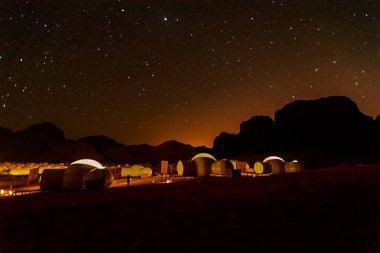 Samanyolu ve yıldız Wadi Rum çöl Dağ üzerinde bir sürü