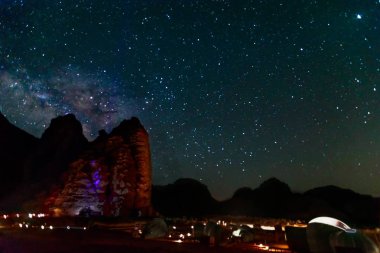 Samanyolu ve yıldız Wadi Rum çöl Dağ üzerinde bir sürü