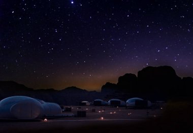 Samanyolu ve yıldız Wadi Rum çöl Dağ üzerinde bir sürü