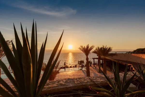 Jordan ölü deniz Sahili güzel günbatımında. Tropikal plaj