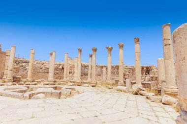 Antik Roma devri Jerach, Ürdün, katedral, yaz aylarında.