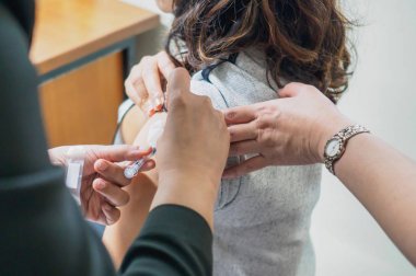 Hastanede bir aşı almak hasta yakından. 