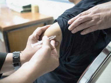 Hastanede bir aşı almak hasta yakından. 